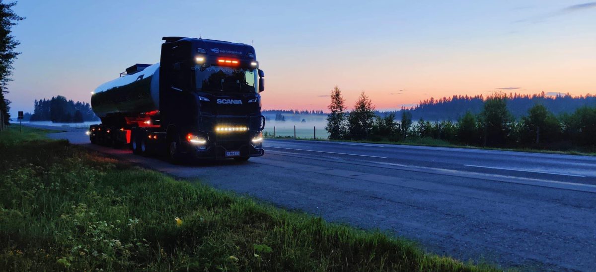 Kuljetus Leppälät kalusto - Scania-kuljetuskalusto maantiellä