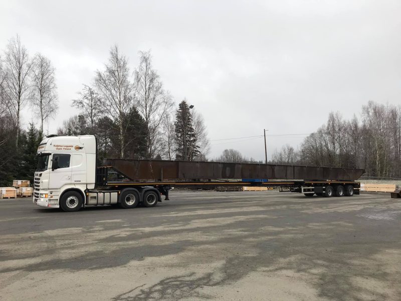 Erikoiskuljetus - pitkän teräspalkin kuljetus