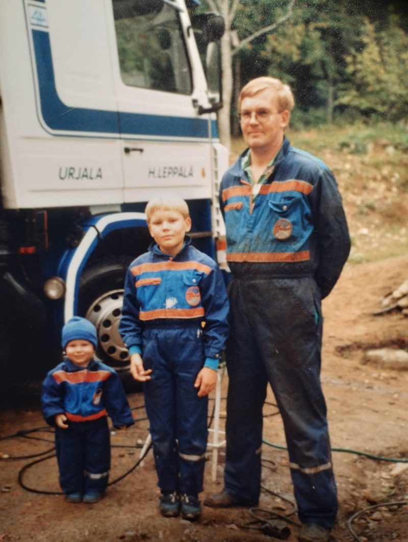 Helge Leppälä poikiensa kanssa kuorma-auton edessä - Kuljetus Leppälät historia