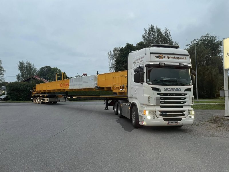 Leveä erikoiskuljetus - nosturin kuljetus