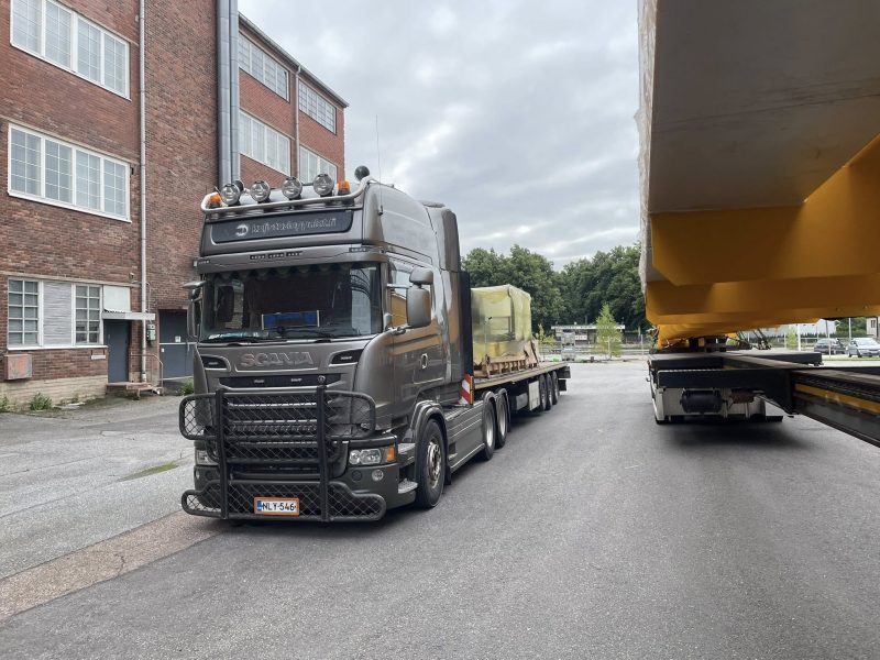 Scania-vetoauto erikoiskuljetuksessa tehtaalla